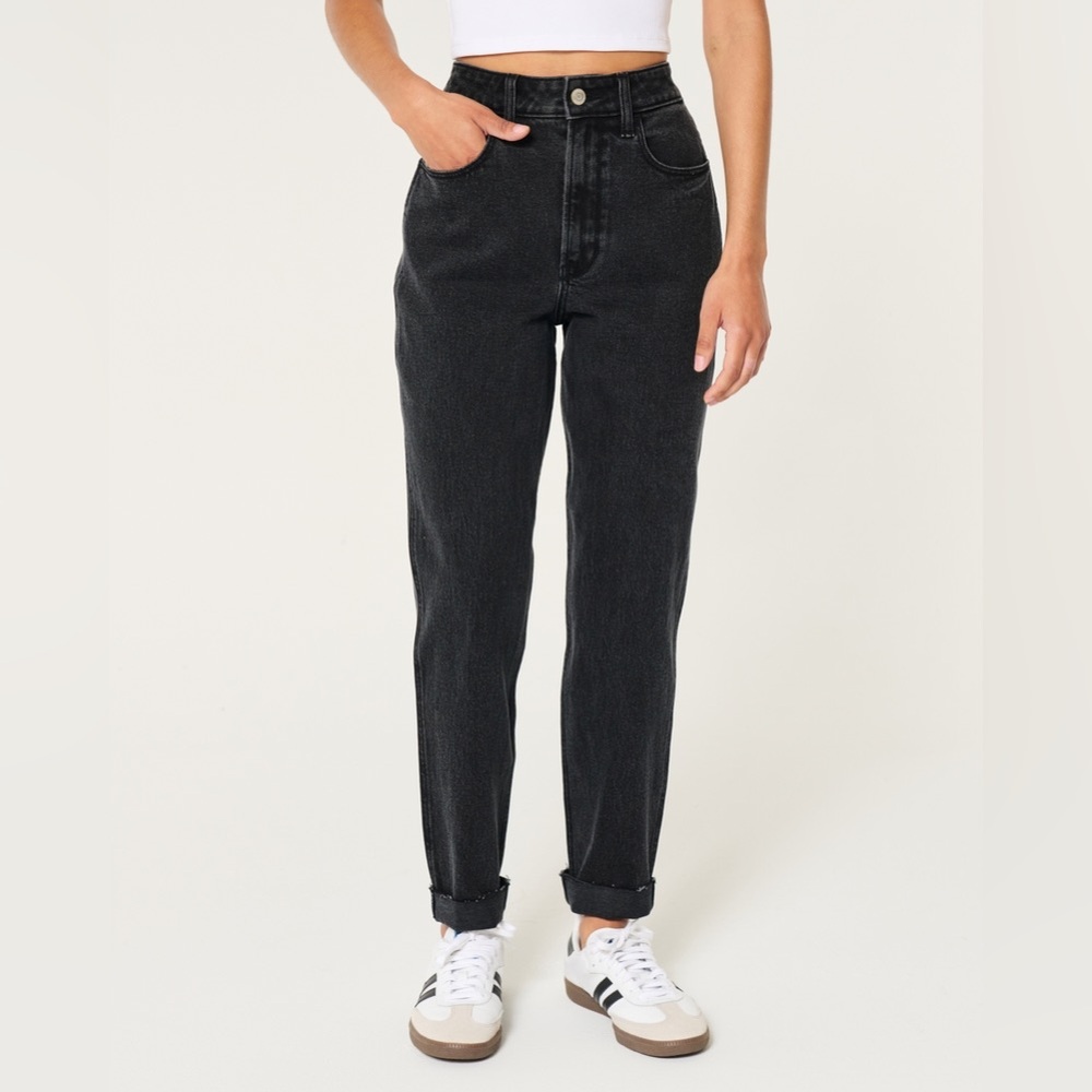ULTRA HIGH-RISE WASHED BLACK MOM JEANS